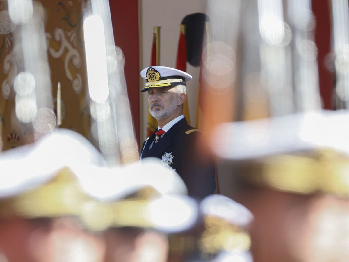 Foto: El rey Felipe preside el desfile del Día de la Fiesta Nacional junto a la reina Letizia. (EFE/Rodrigo Jiménez)