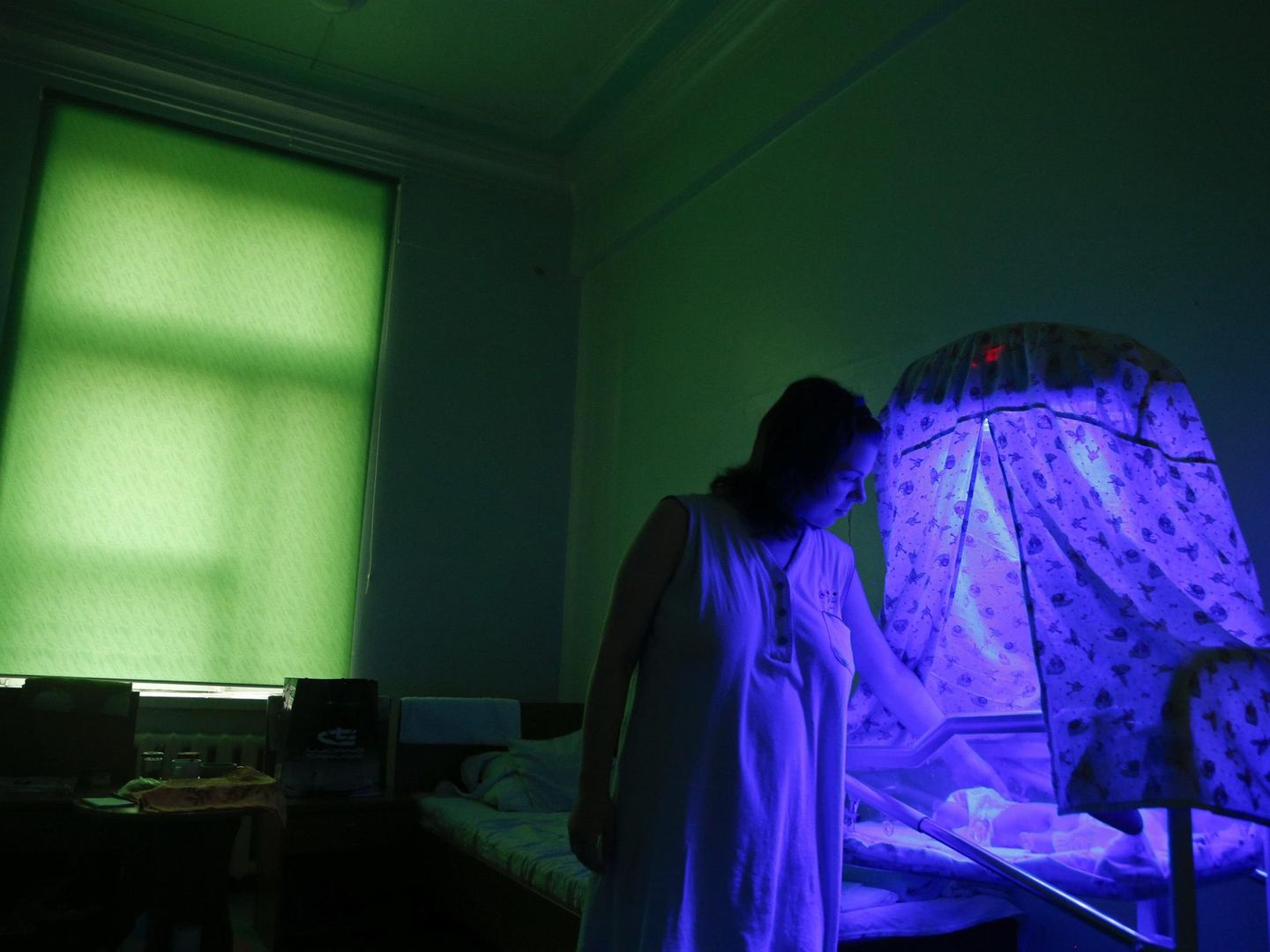 Una mujer observa a su hijo en un centro sanitario de Donetsk (Reuters).