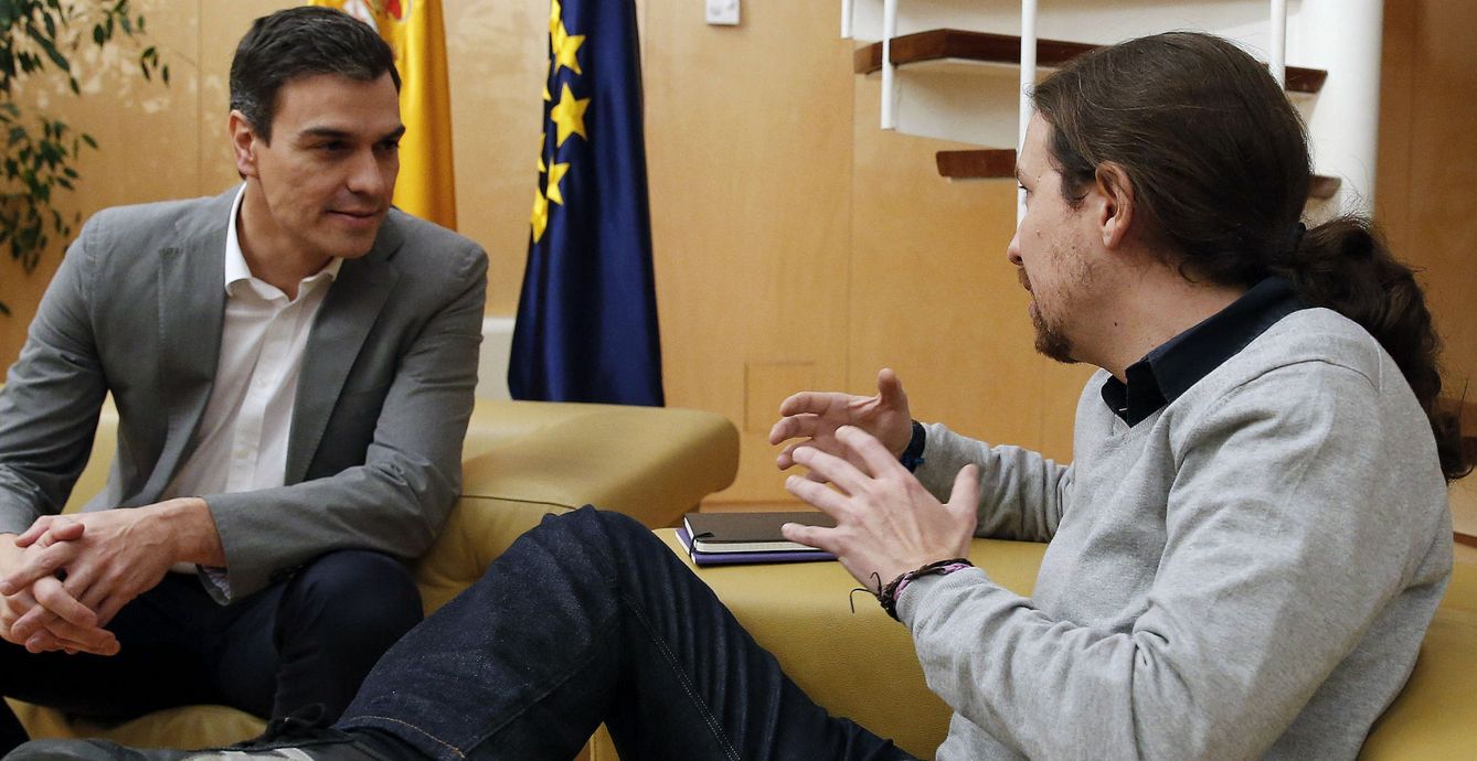 Pablo Iglesias y Pedro Sánchez conversan en el Congreso. (Efe)