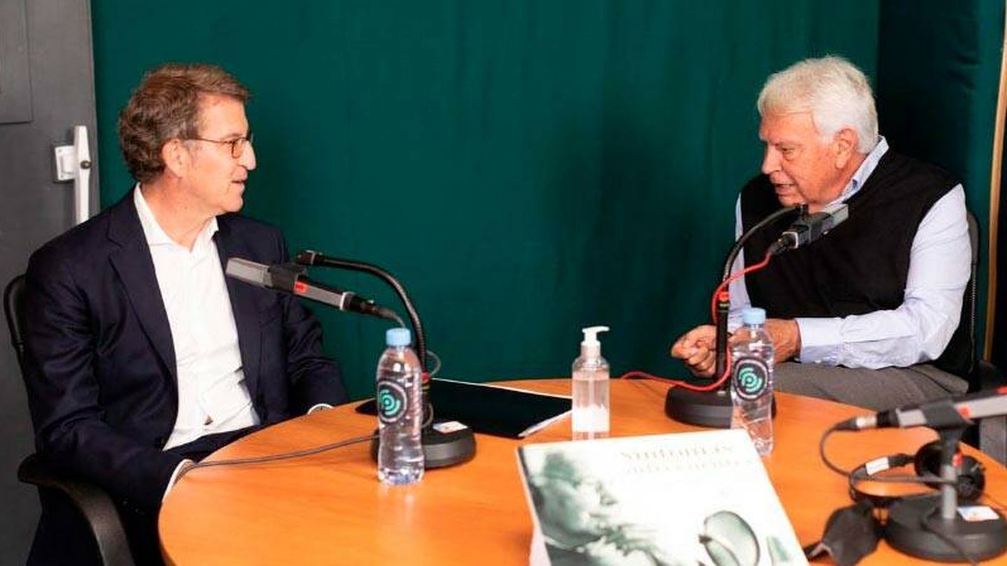 Felipe González y Alberto Núñez Feijóo, durante una de las grabaciones del expresidente socialista en su pódcast 'Sintonías infrecuentes'. (YouTube)