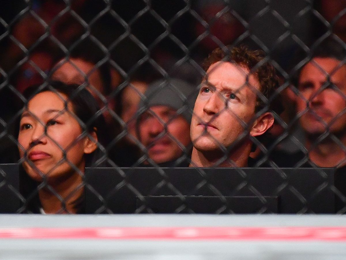 Foto: Mark Zuckerberg y su mujer Prsicilla Chan, durante el combate entre Alexander Volkanovski e Ilia Topuria (Gary A. Vasquez/USA TODAY Sports)