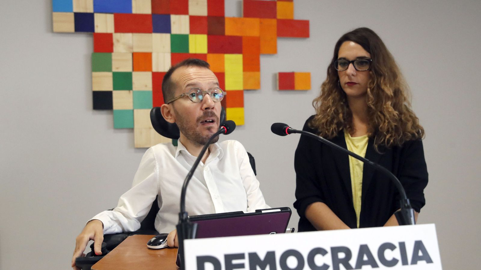 Foto: El secretario de Organización de Podemos, Pablo Echenique, y la portavoz adjunta Noelia Vera, durante la rueda de prensa que han ofrecido tras el Consejo de Coordinación. (EFE)