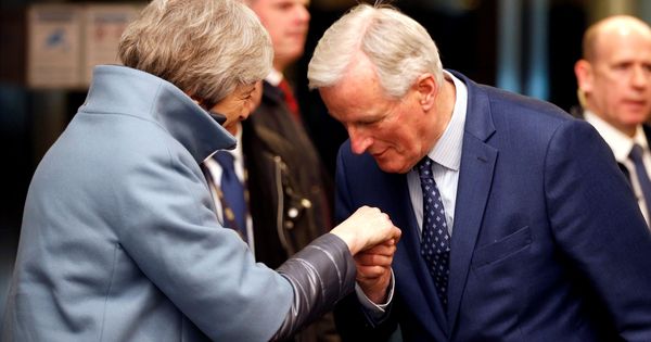 Foto: Theresa May saluda a Michel Barnier, negociador jefe de la Comisión. (EFE)