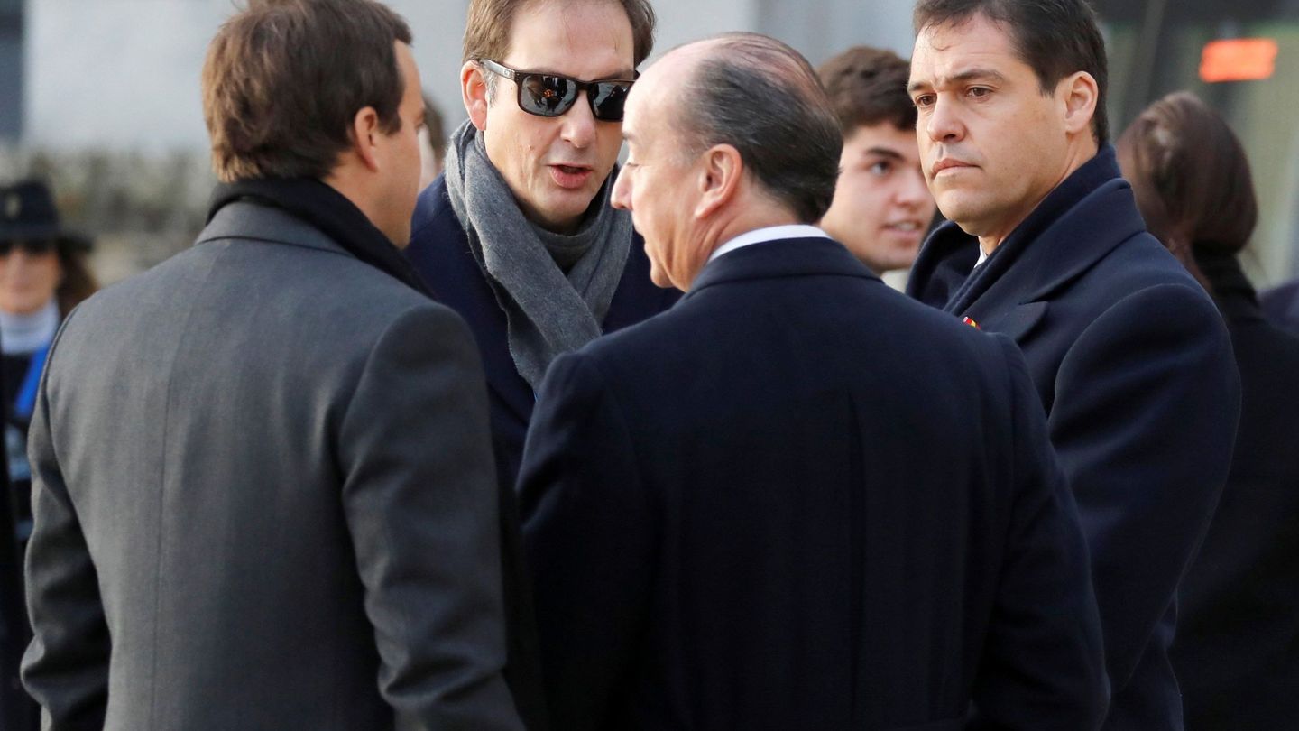 El bisnieto de Franco, Luis Alfonso de Borbón Martínez-Bordiú, conversa con otros familiares a su llegada al Valle de los Caídos. (EFE)