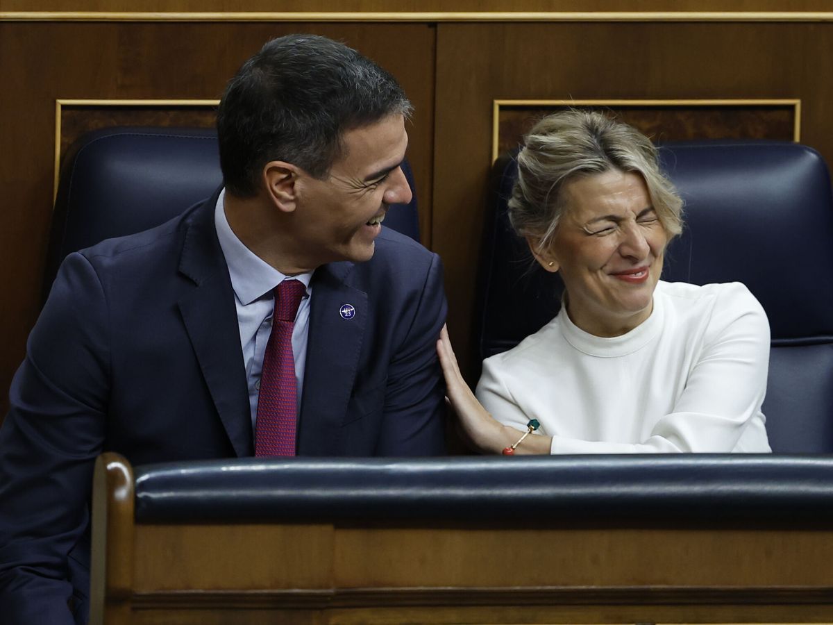 Foto: Pedro Sánchez y Yolanda Díaz bromean en el Congreso. (EFE/Chema Moya)