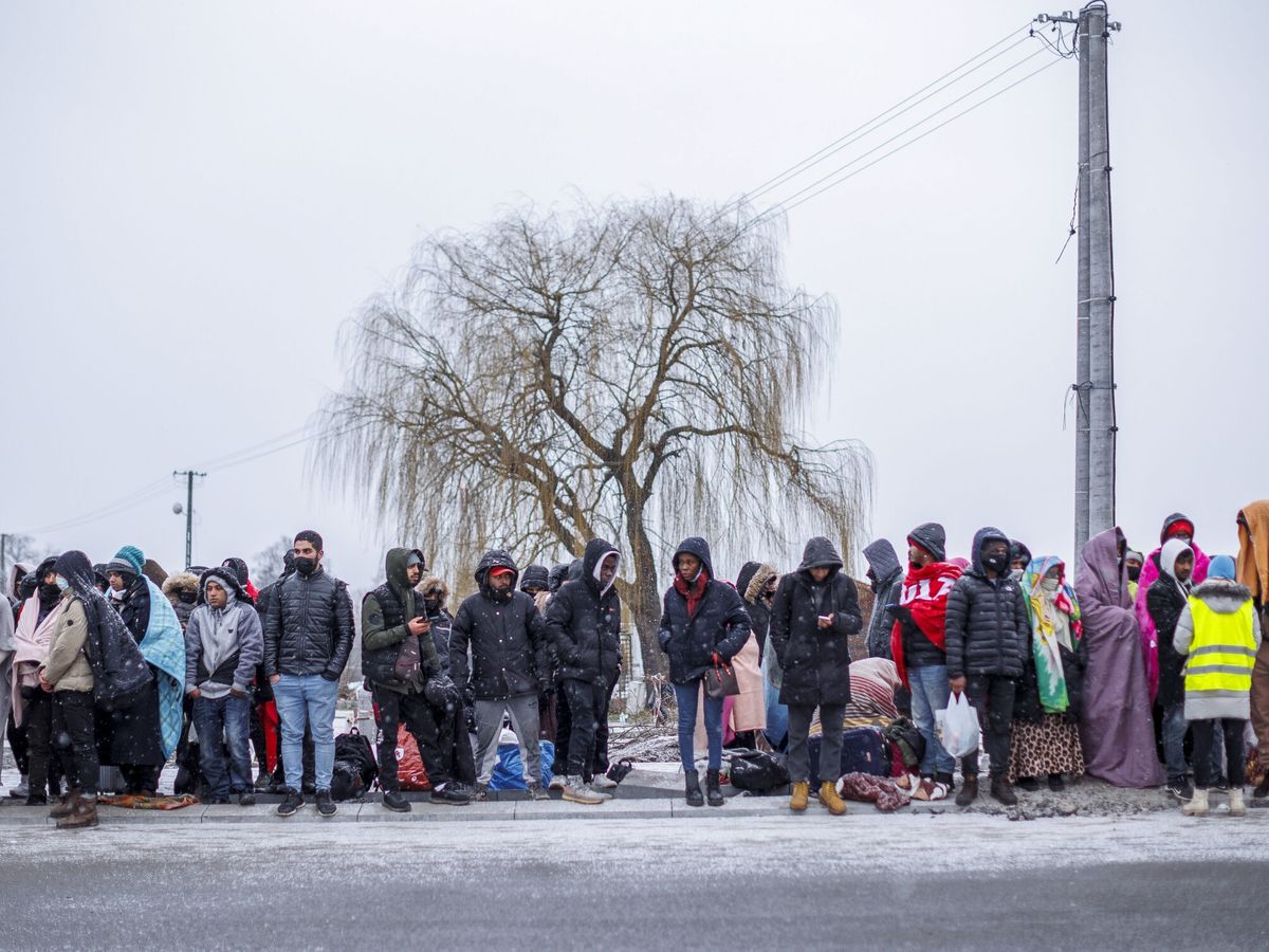 Foto: Ucranianos cruzan la frontera con polonia (EFE)