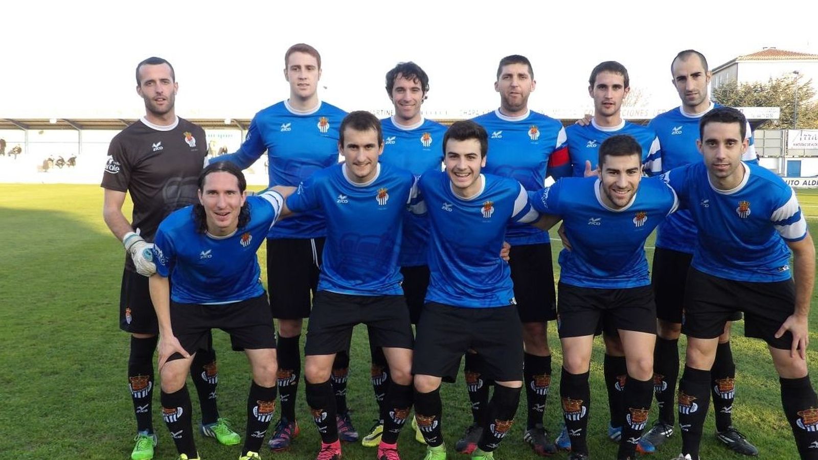 Foto: Los jugadores de la Peña Sport de Tafalla posan en el césped (Peñasport.es)