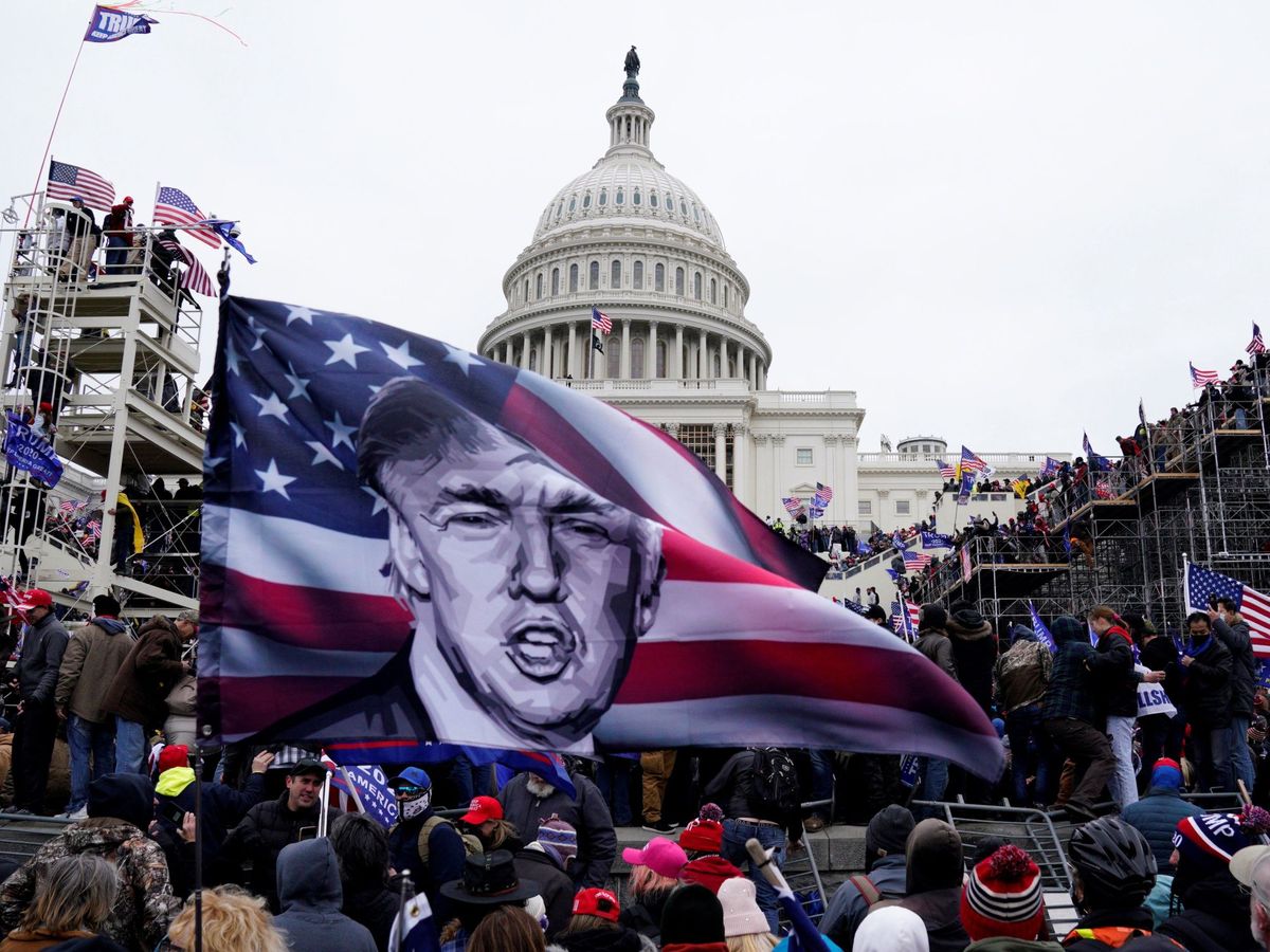 Foto: Bandera con el rostro de Trump durante el asalto al Capitolio. (EFE/Will Oliver)