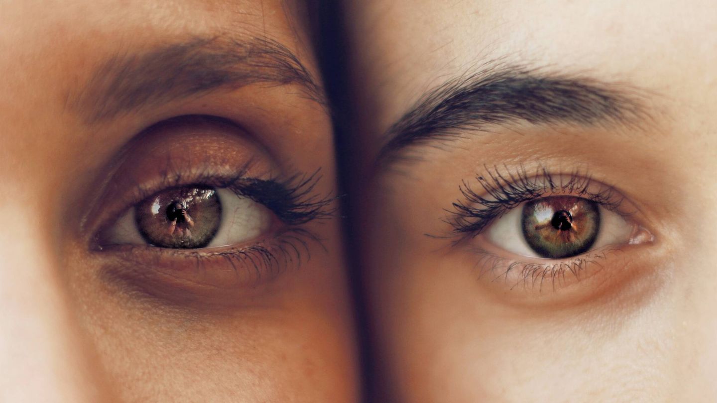 Muchos de los desmaquillantes de ojos se preocupan de la salud de tus pestañas. (Soroush Karimi para Unsplash)