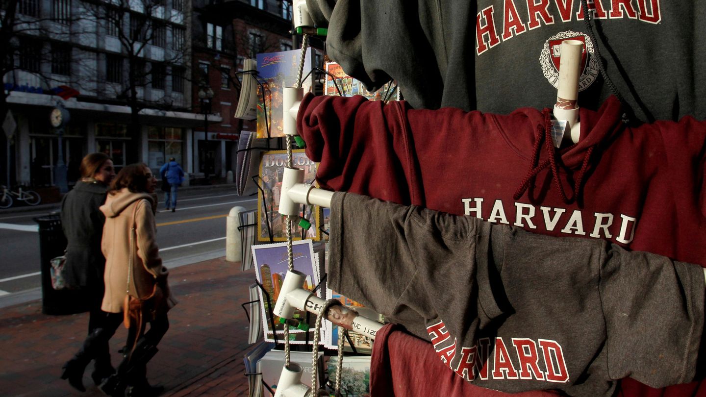 Camisetas de la Universidad de Harvard University en Cambridge (Reuters)
