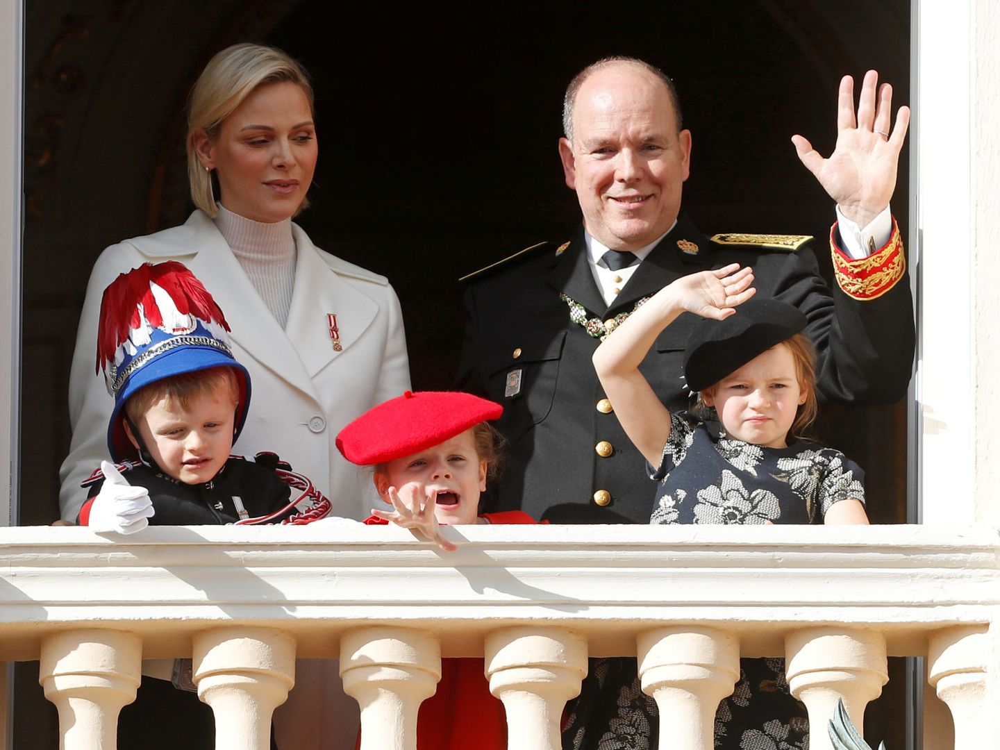 Alberto y Charlène con sus hijos y su sobrina. (Reuters)