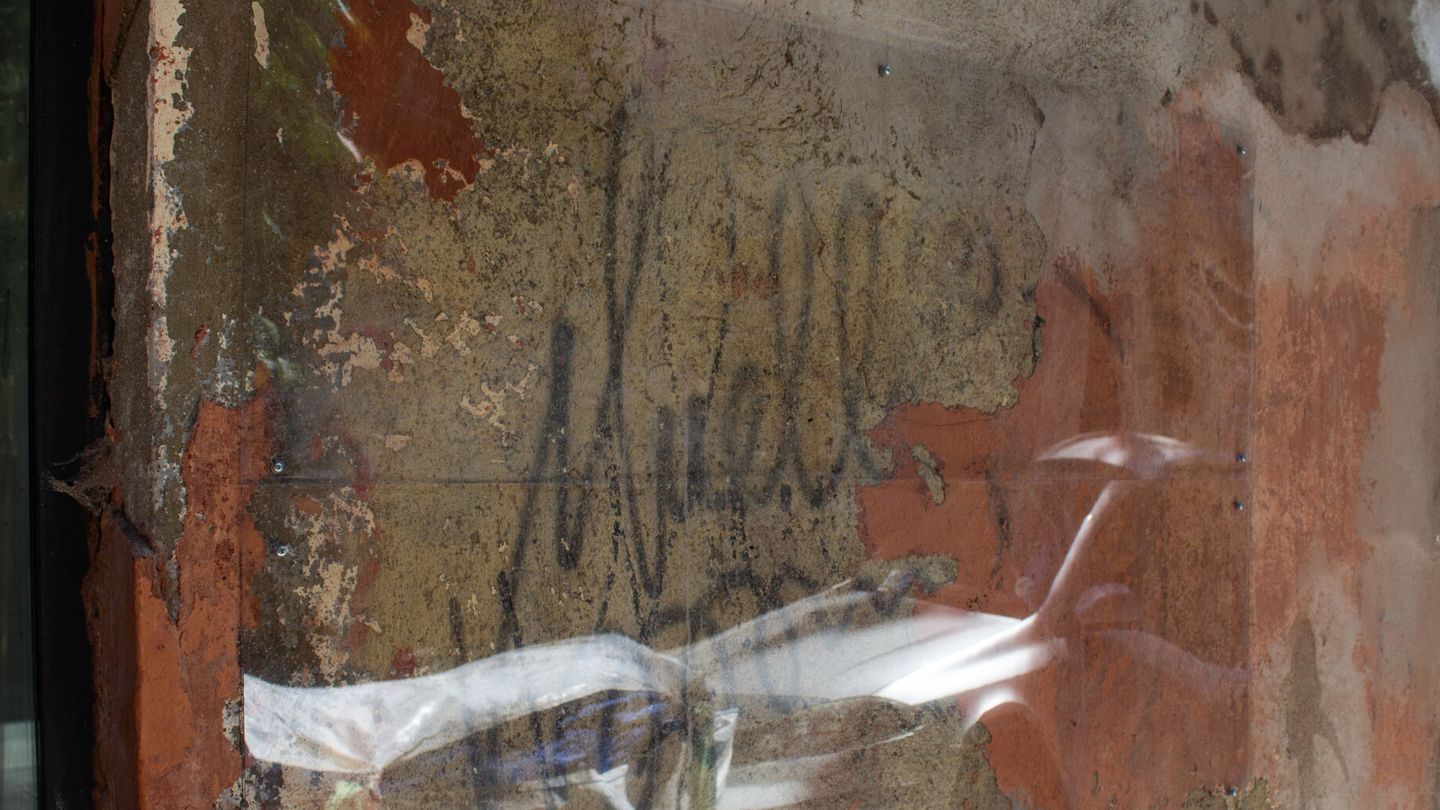 El grafiti del mítico Muelle con el proctector que lo cubre antes de ser vandalizado. (Europa Press)