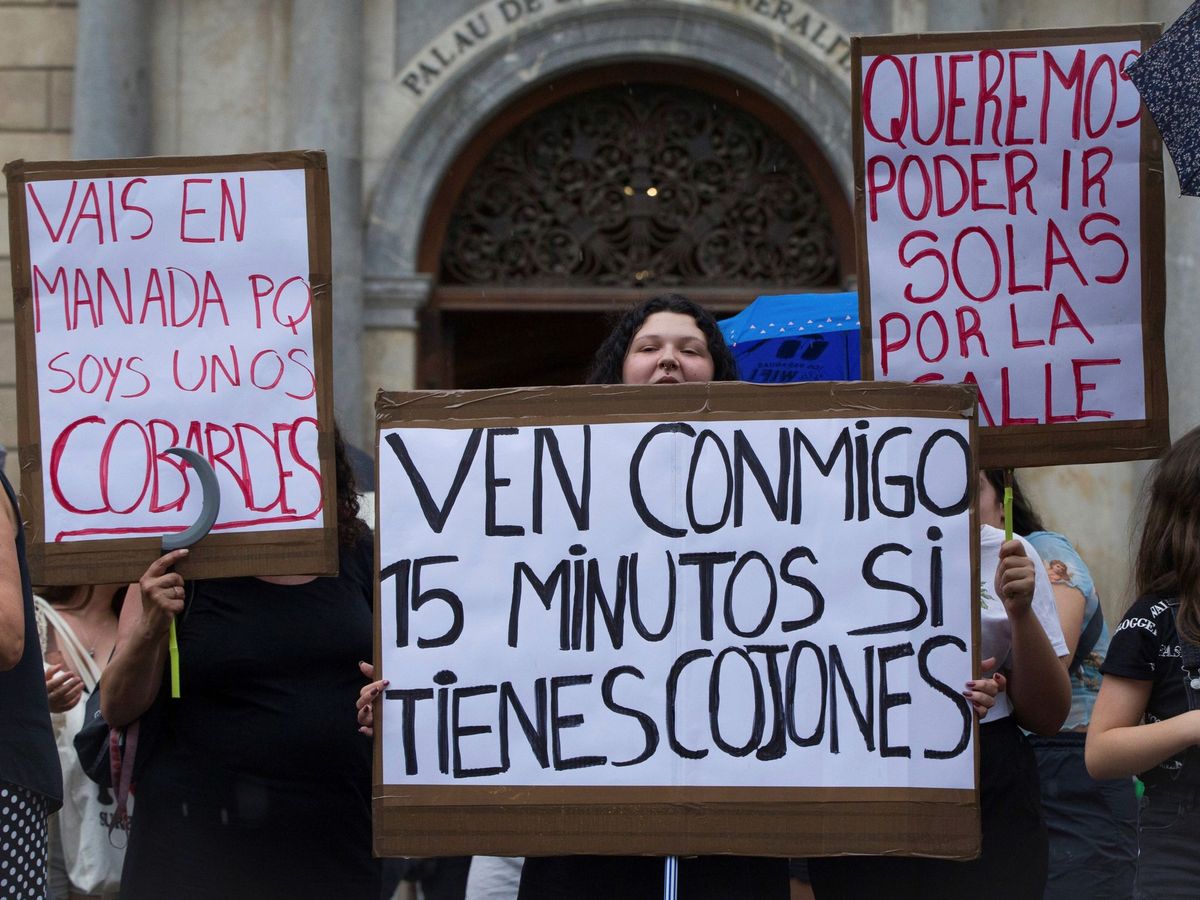 Foto: Manifestación en la plaza de Sant Jaume de Barcelona para apoyar a la víctima de la violación grupal en Manresa. (EFE)
