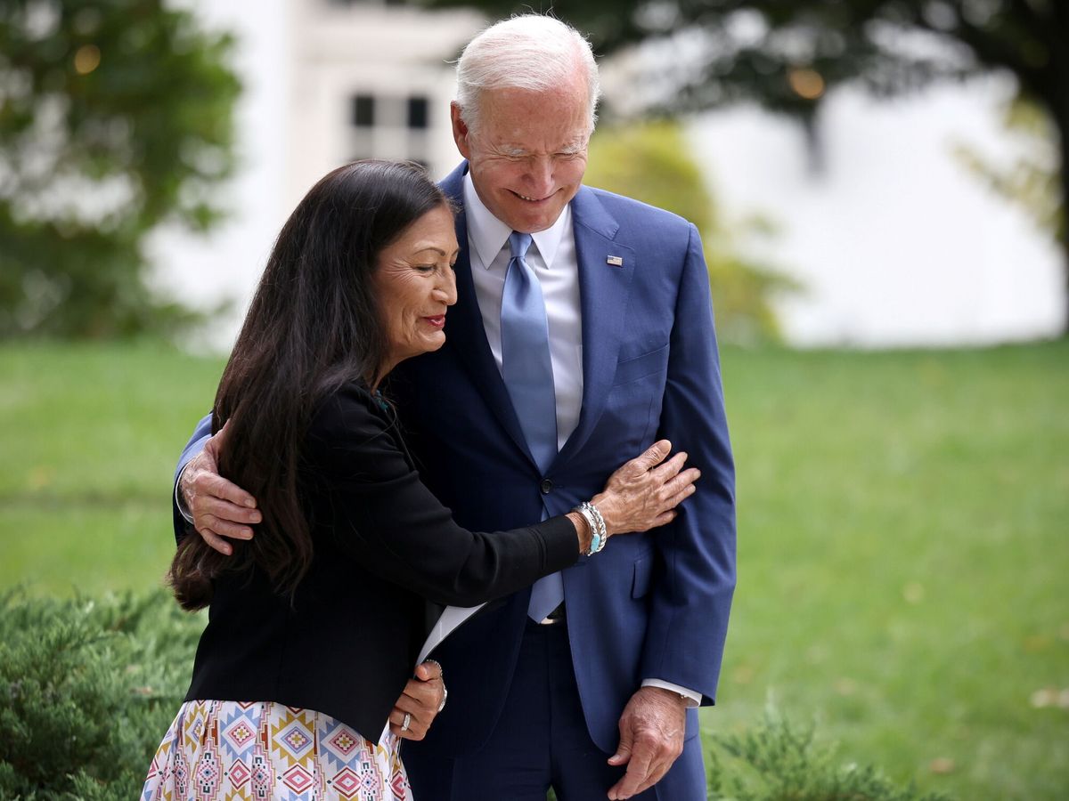 Foto: Deb Haaland junto a Biden. (Reuters/Evelyn Hockstein)