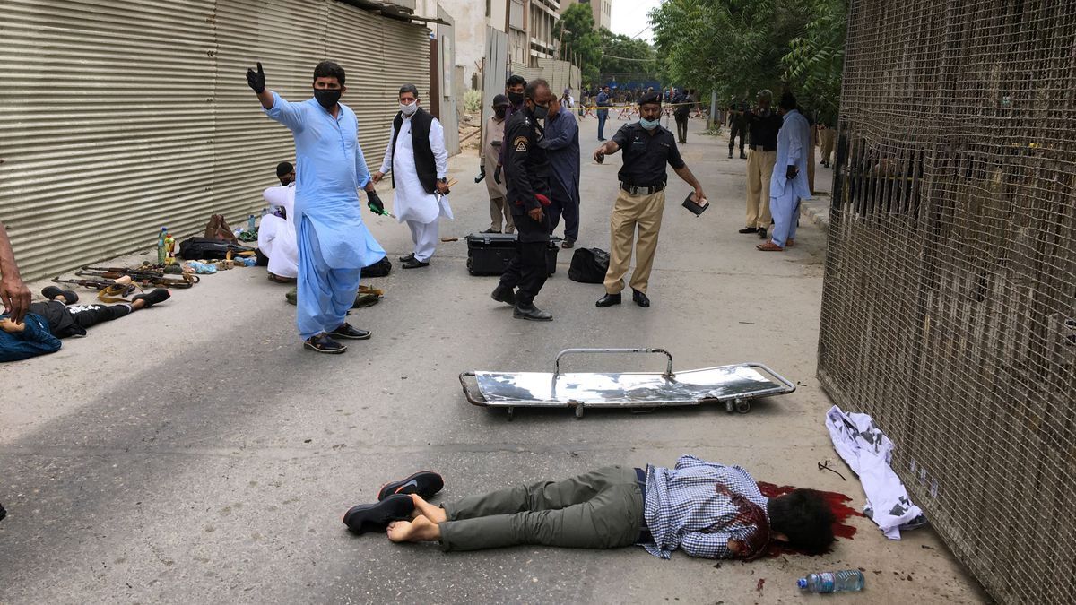 Hombres armados con granadas y pistolas asaltan el edificio de la Bolsa de Pakistán