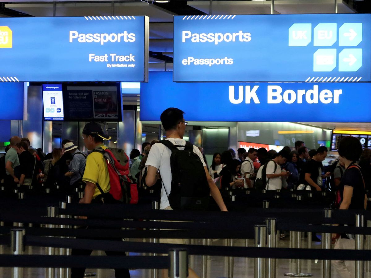 Foto: El control fronterizo del Reino Unido en la Terminal 2 del aeropuerto de Heathrow, en Londres. (Reuters/Fabrizio Bensch)