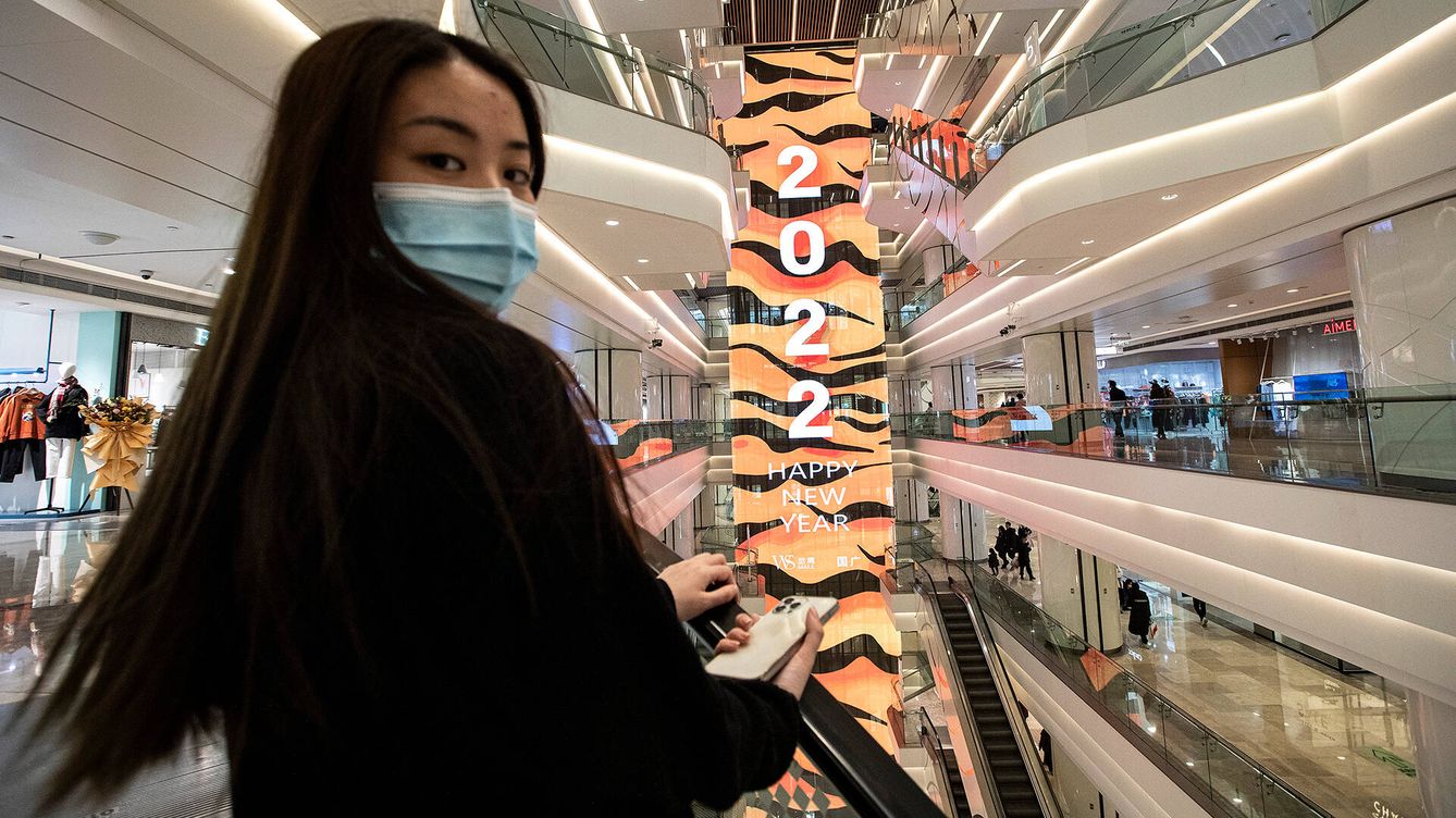 Foto: Una mujer en un centro comercial de Wuhan, China. (Getty)
