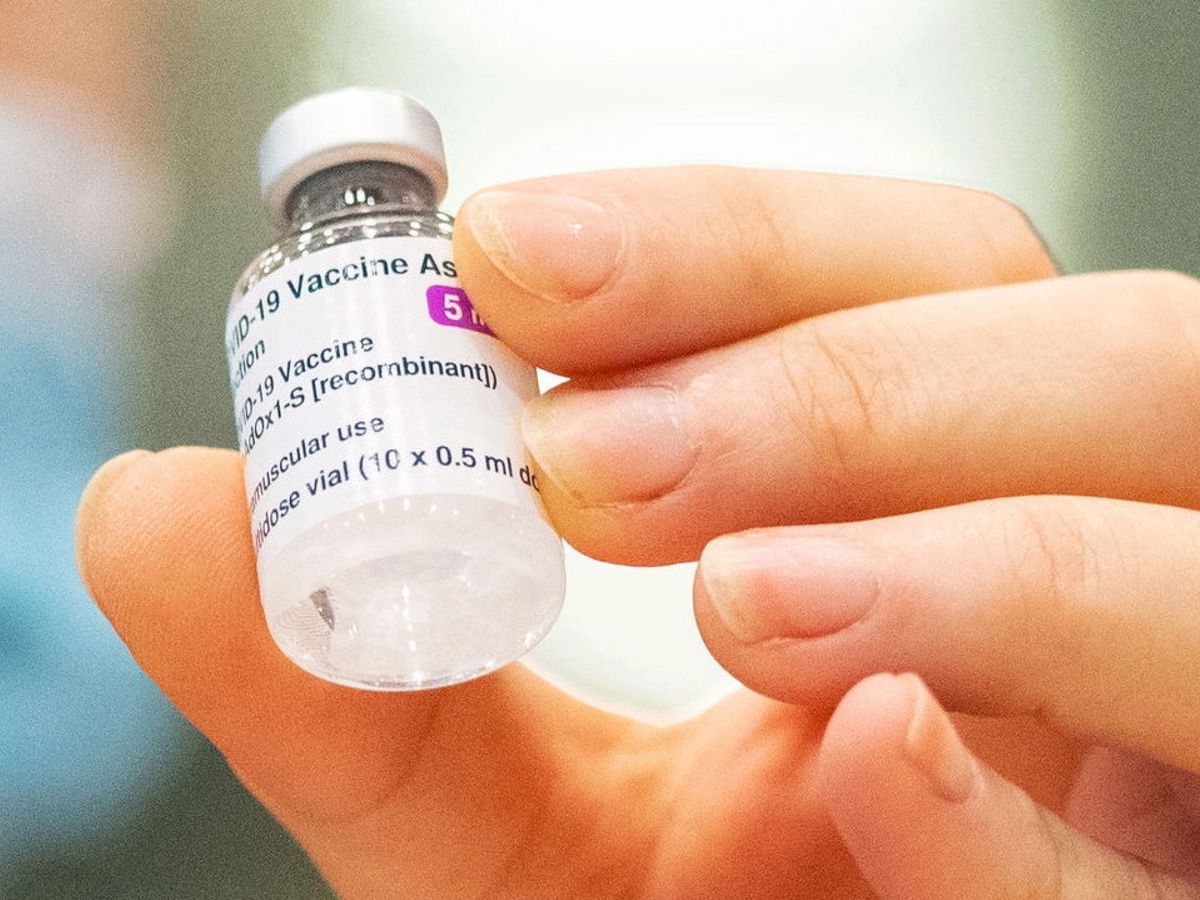 Foto: Un vial de la vacuna de AstraZeneca en Epsom, Reino Unido. (EPA)