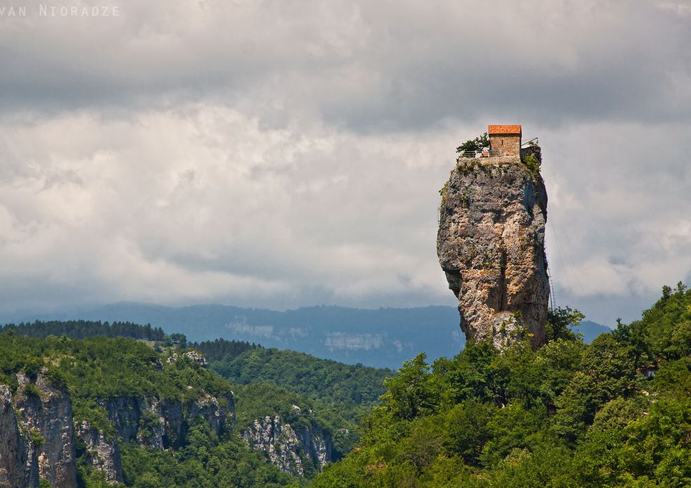 Foto: El pilar Kathski, en una de las zonas más recónditas de Georgia, ha sido el hogar para muchos estilitas. (CC / Melberg)