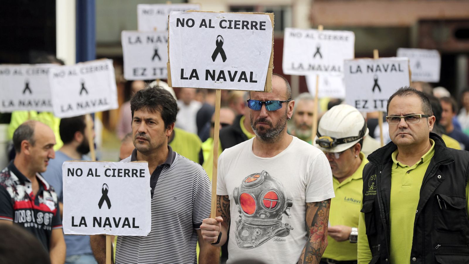Foto: Trabajadores del astillero se concentran en protesta por el cierre de La Naval. (EFE)