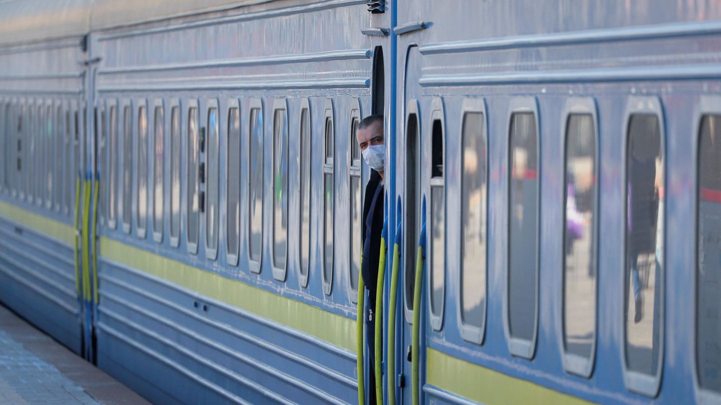 Vagón de un tren que llega de Kiev a Moscú a la estación de ferrocarril Kiyevsky en Moscú, Rusia.(EFE/Sergei Ilnitsky) 