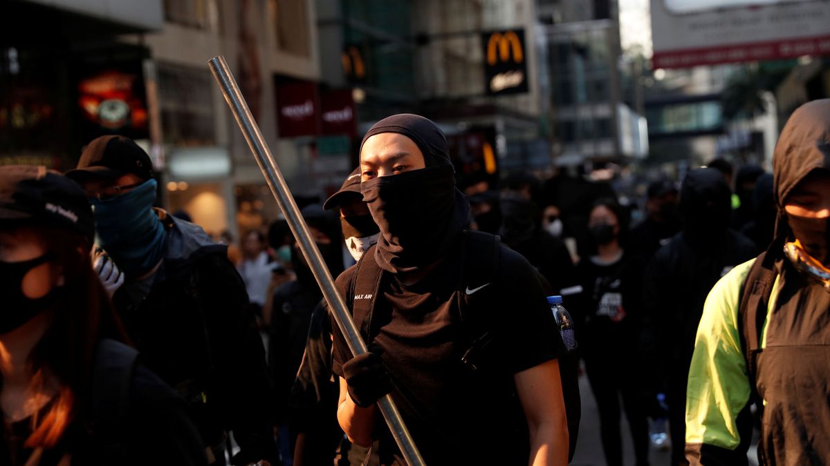 Tensión en Hong Kong: prenden fuego a un hombre y la policía dispara a un manifestante