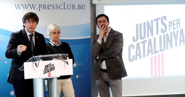 Foto: El expresidente de Cataluña Carles Puigdemont interviene durante la presentación de la candidatura de JxCAT para las elecciones al Parlamento Europeo. (Reuters)