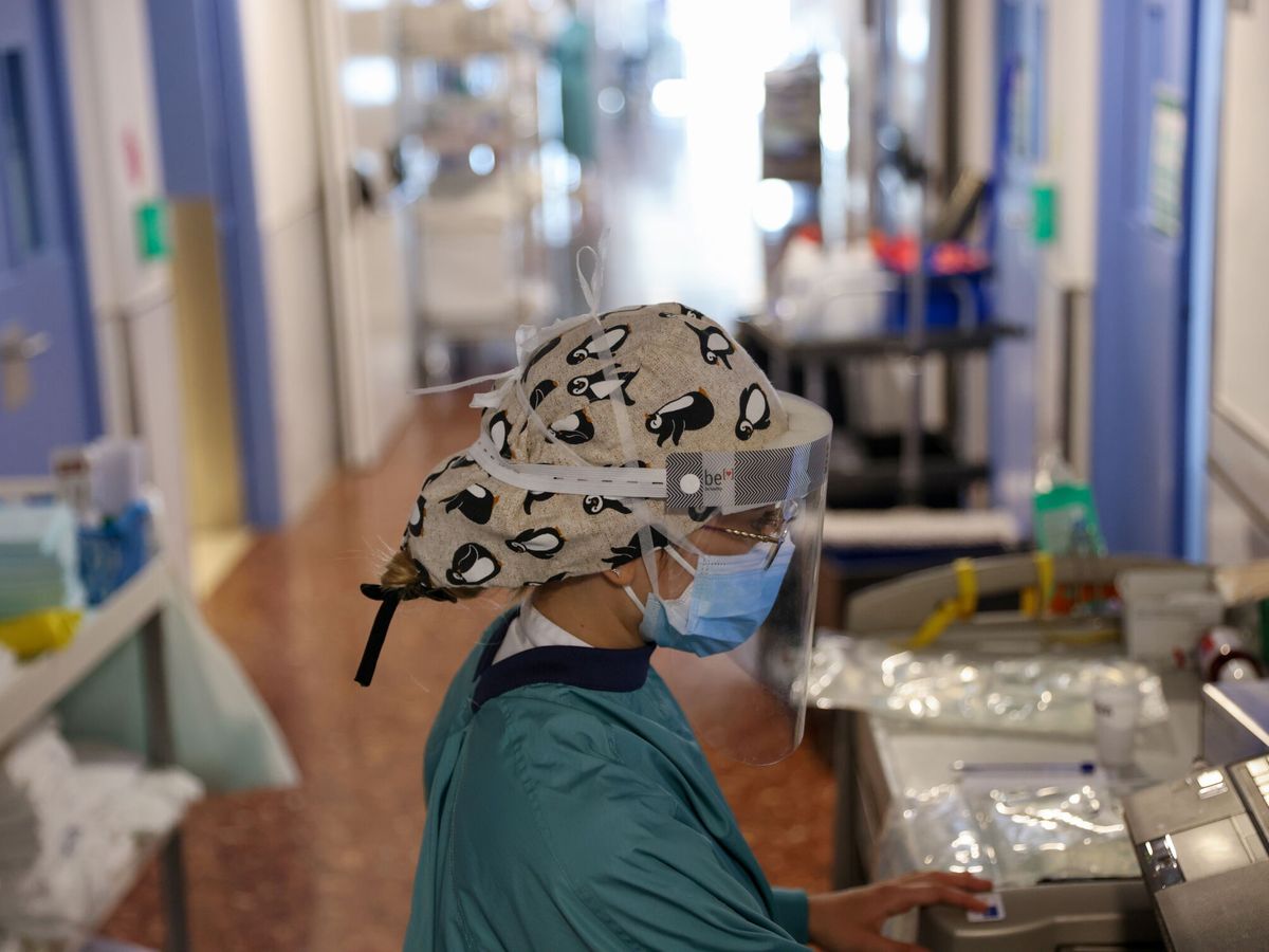 Foto: Trabajadora del Hospital del Mar, en Barcelona, el 15 de julio. (Reuters)