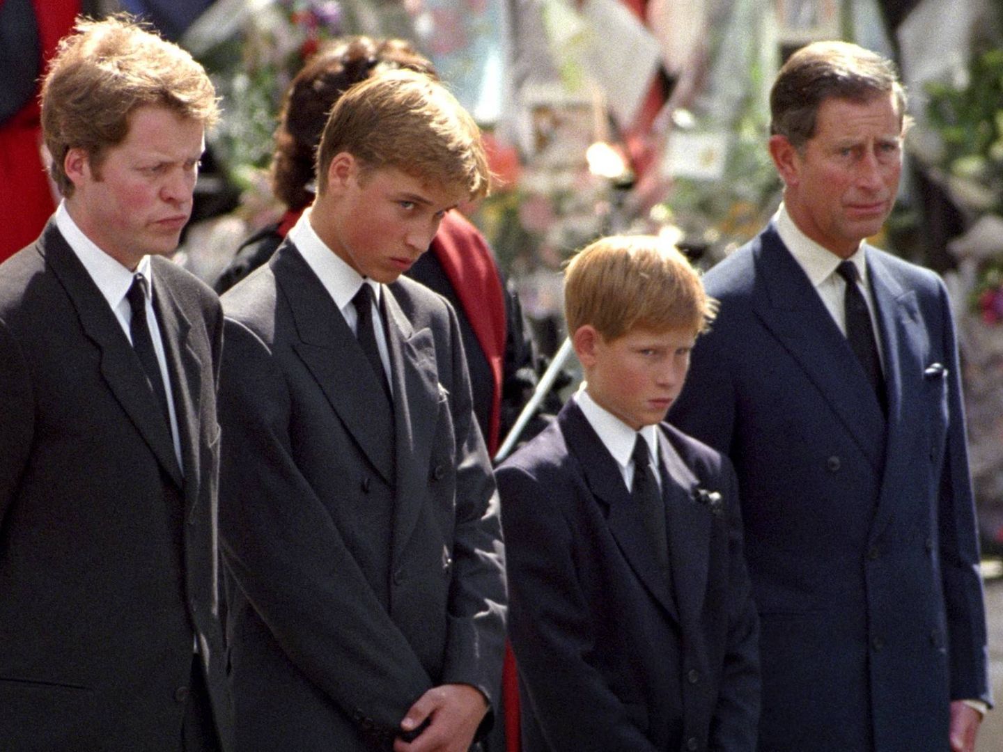 Charles Spencer junto a Guillermo, Harry y Carlos en el funeral de Lady Di. (Getty)