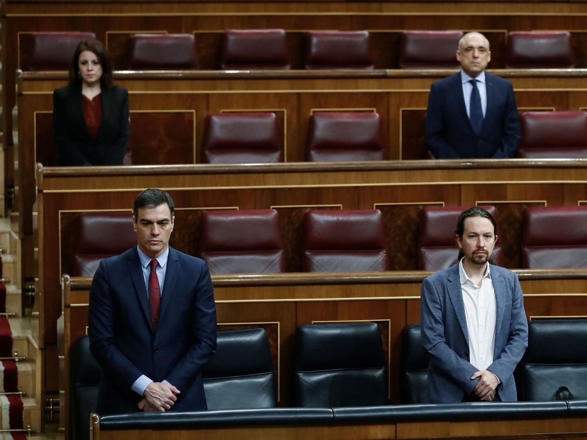 Foto: El presidente del Gobierno, Pedro Sánchez, y el vicepresidente segundo, Pablo Iglesias, durante un pleno en el Congreso. (EFE)