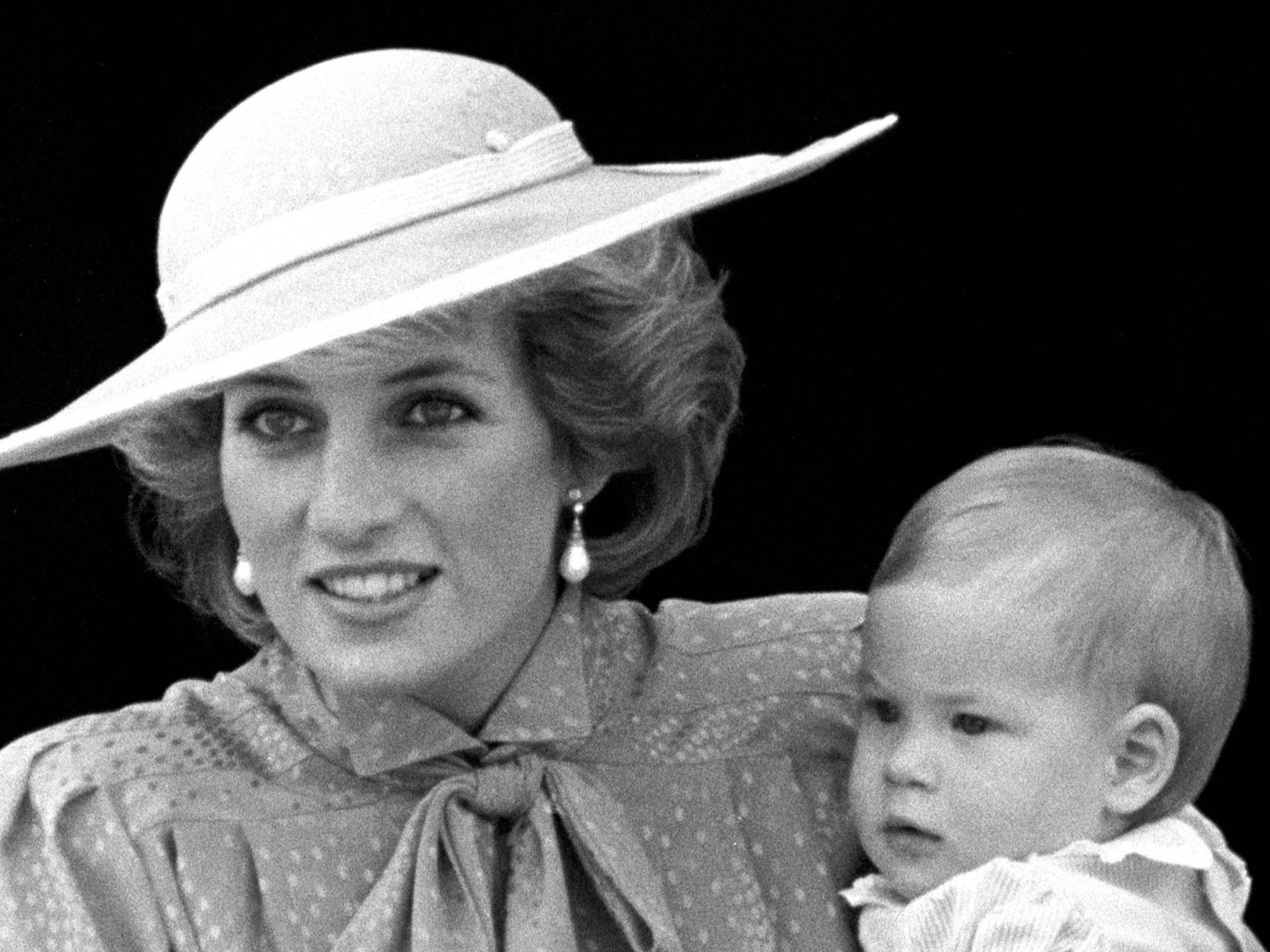 Diana de Gales en 1984, con los pendientes que lució en el bautizo de Harry. (Cordon Press)