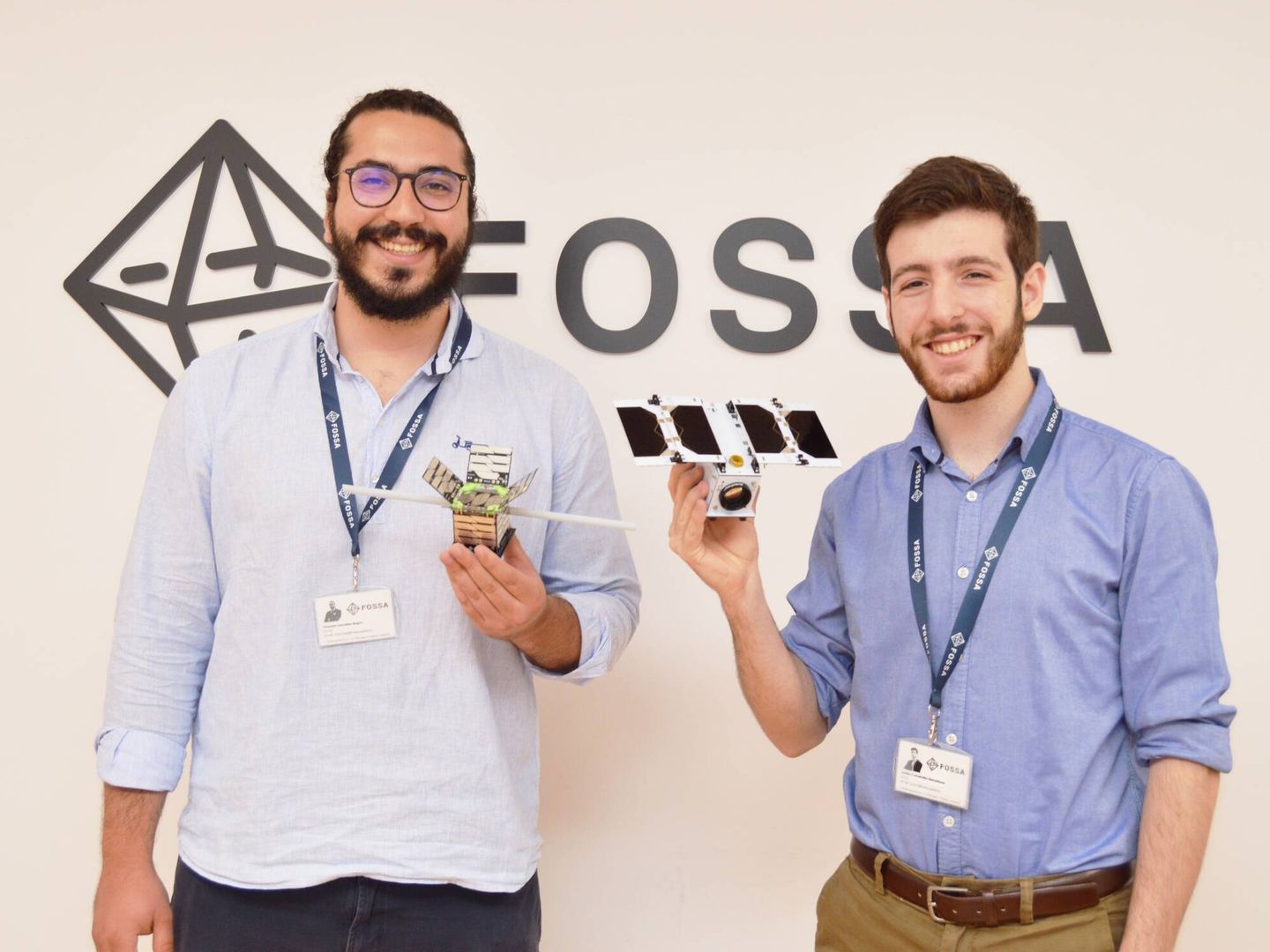 Los fundadores de Fossa Systems, Vicente González y Julián Fernández, con los dos primeros modelos de picosatélite de la compañía. (Fossa Systems)