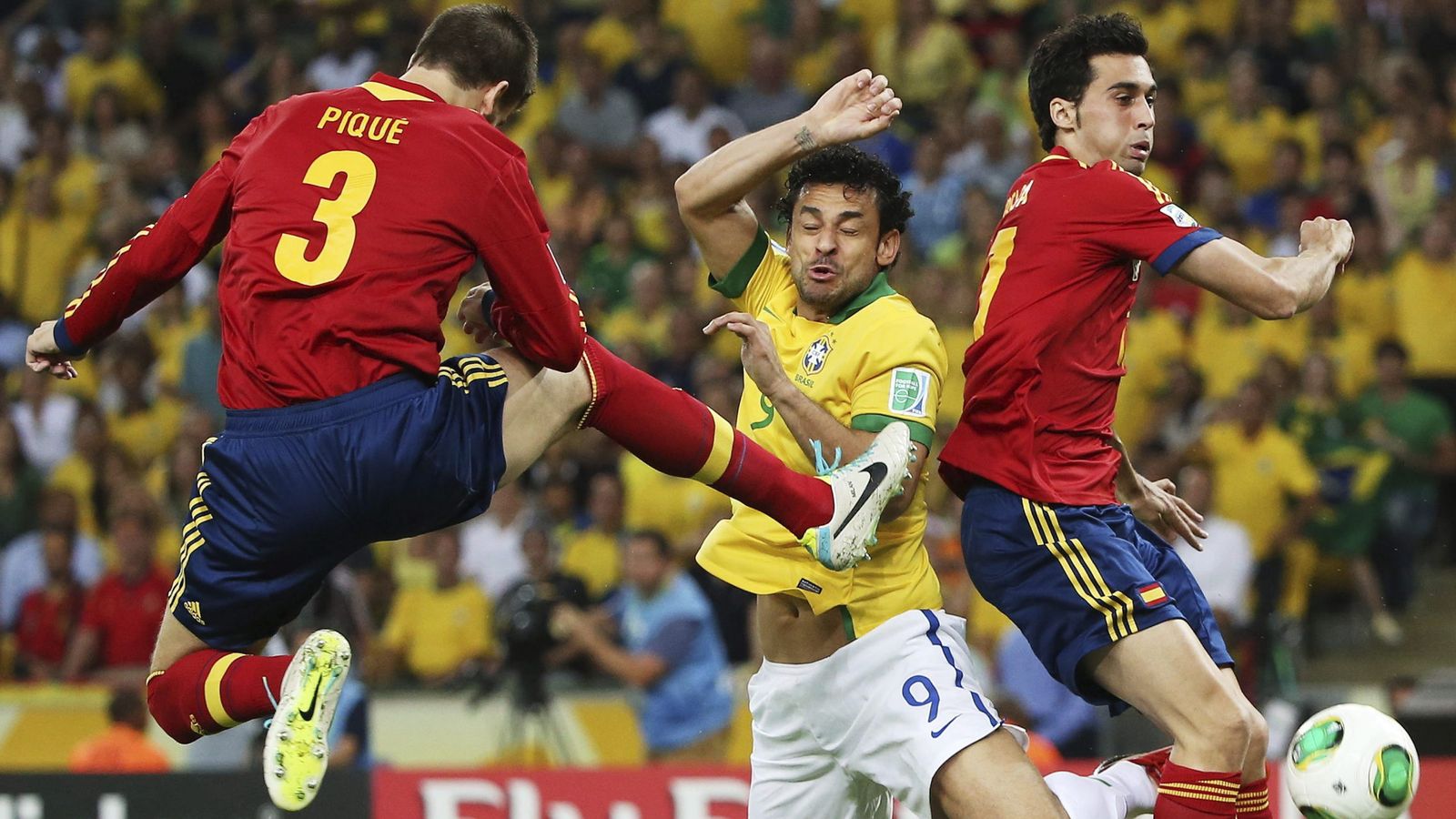 Foto: Piqué y Arbeloa, durante un partido disputado por España contra Brasil (EFE)
