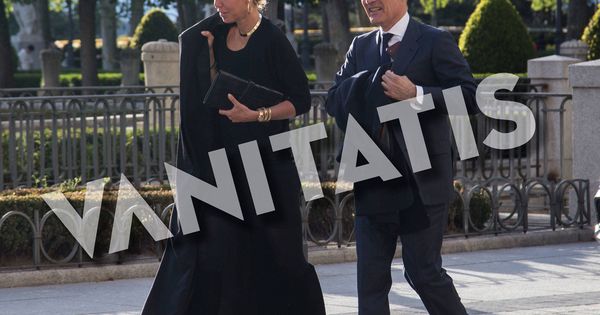 Foto: Rafael del Pino y la italiana Jacaranda Caracciolo, a su llegada al Teatro Real. (José Martín)