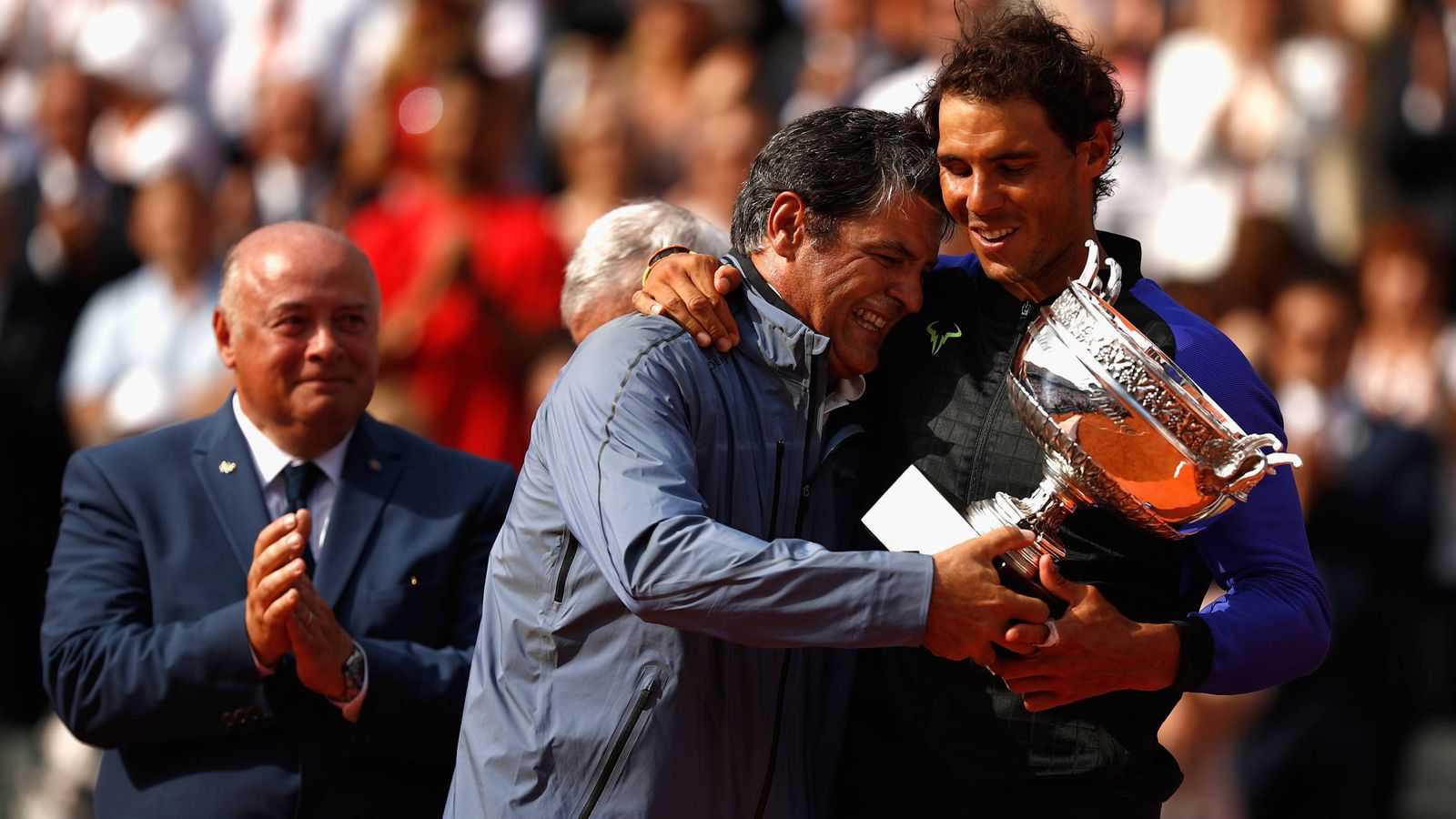 Foto: Toni y Rafa Nadal celebran el Roland Garros de 2017. (Reuters)