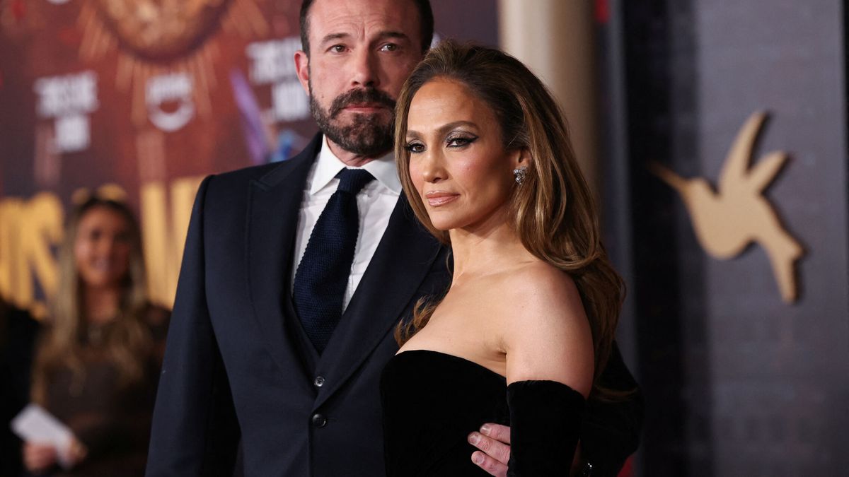 El vídeo más inesperado: Ben Affleck y Jennifer Lopez recogen las palomitas del suelo en un cine