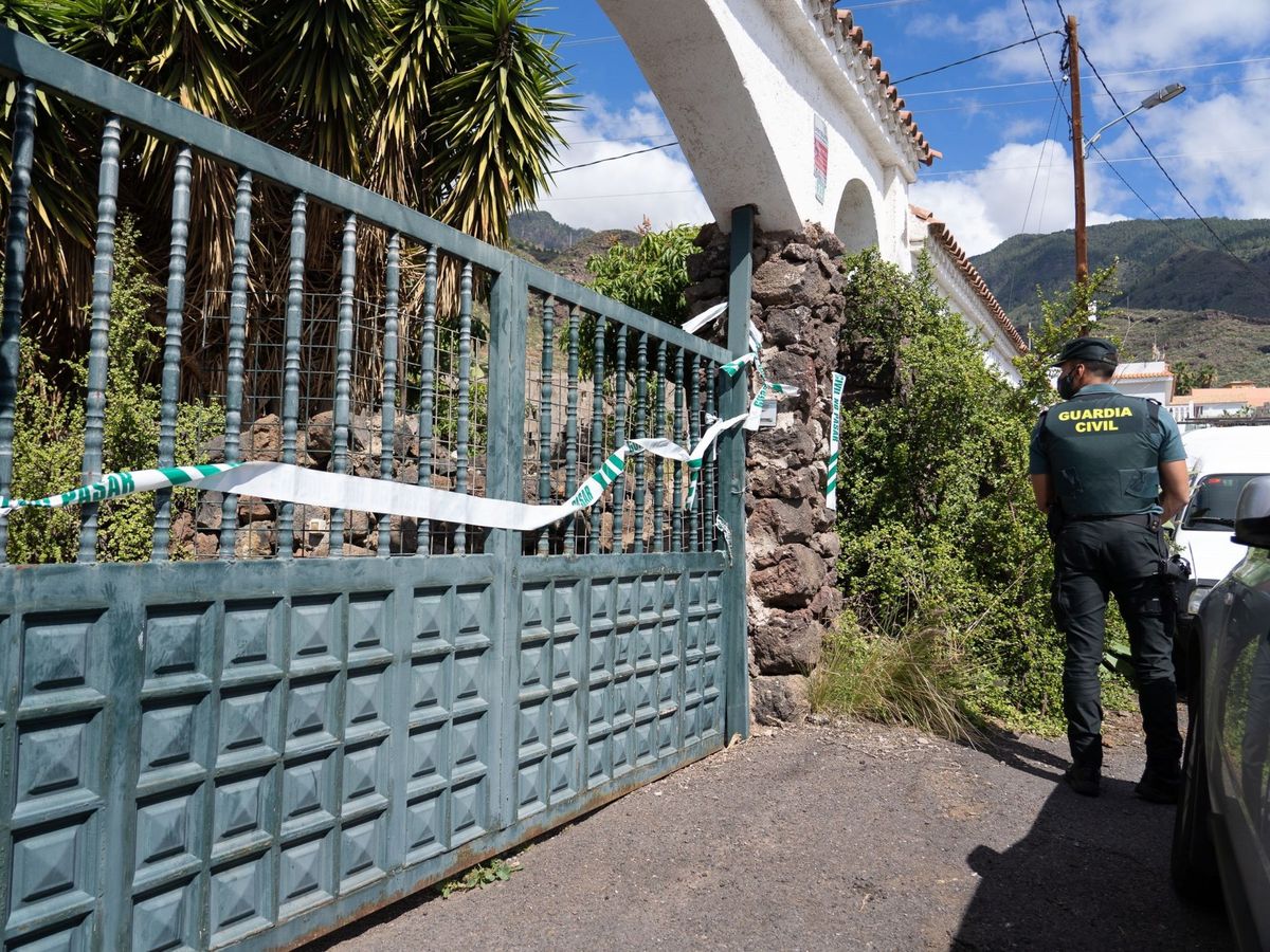Foto: La Guardia Civil registra la casa del padre desaparecido en Tenerife. (EFE)