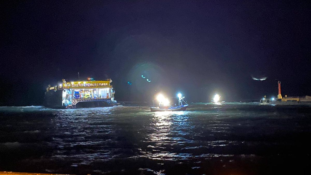 Encalla un ferry de pasajeros en Agaete (Gran Canaria) debido al temporal