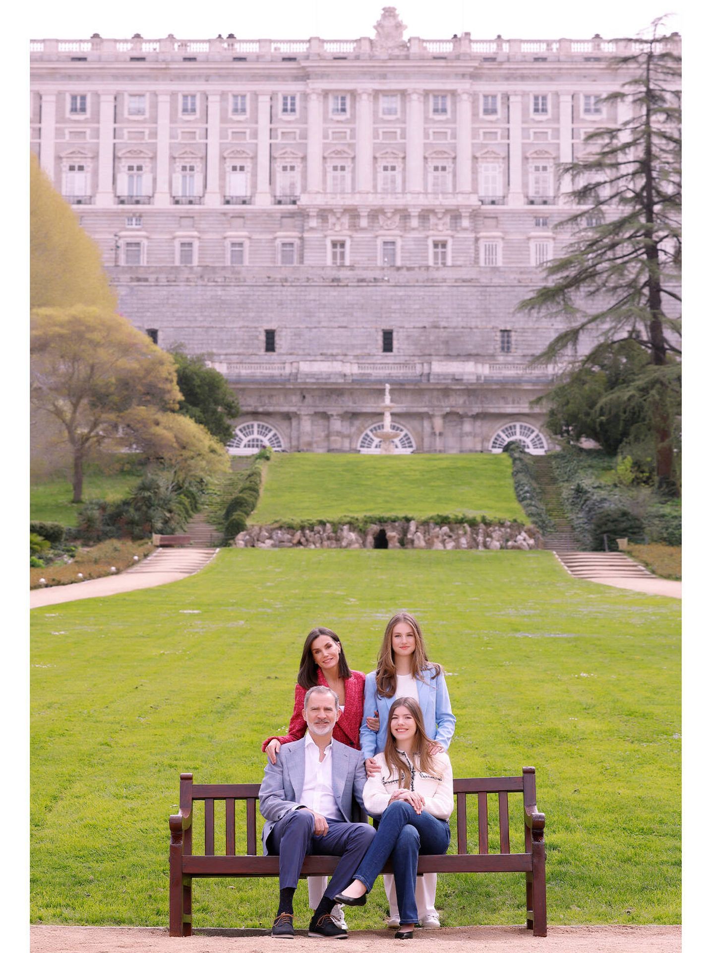Los Reyes, con sus dos hijas y el Palacio Real al fondo. (Casa de S. M. el Rey)