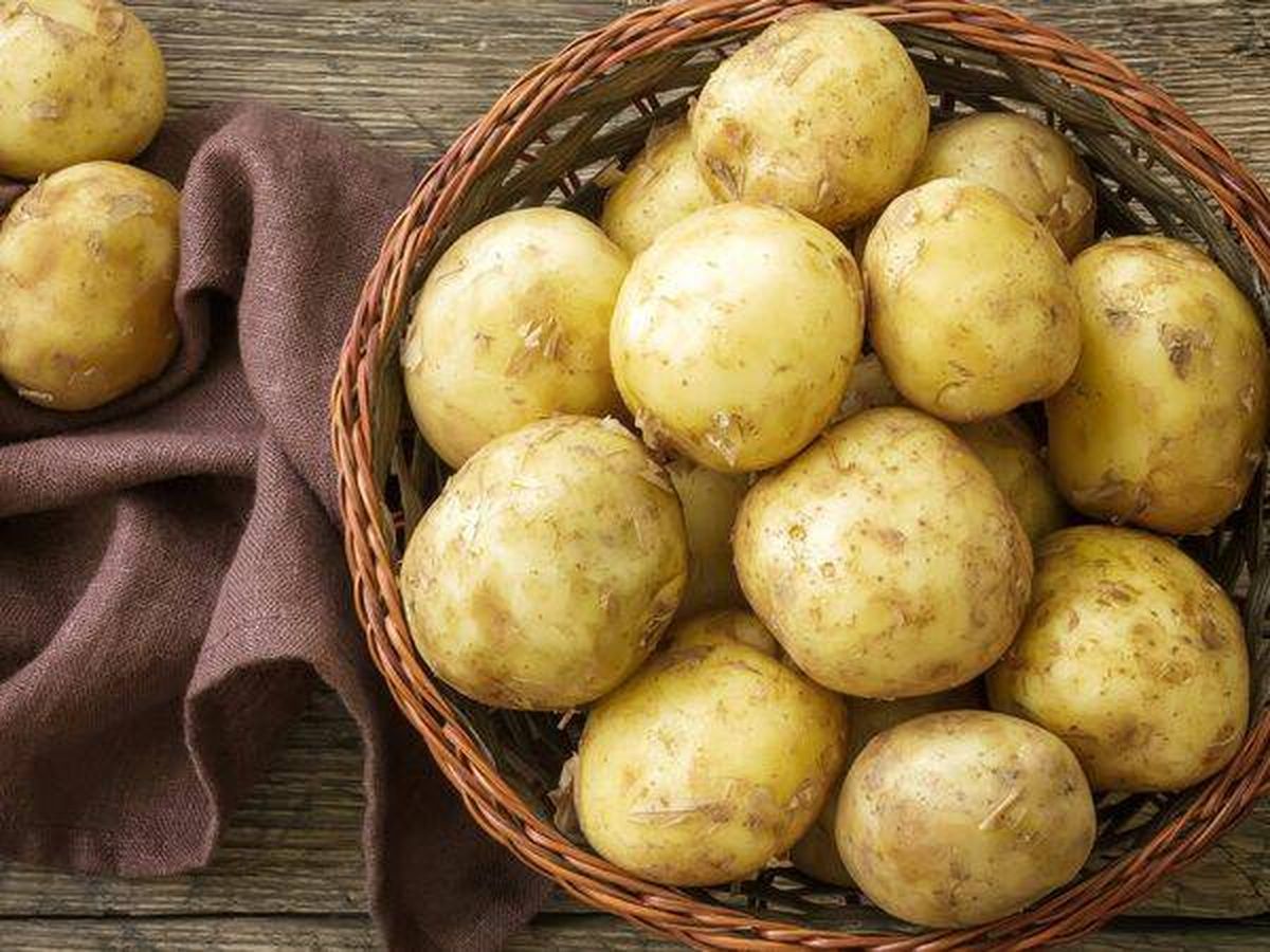 Foto: Ni al aire libre ni al lado de las cebollas: este es el lugar donde debes guardar las patatas para que se conserven mejor.(istock)