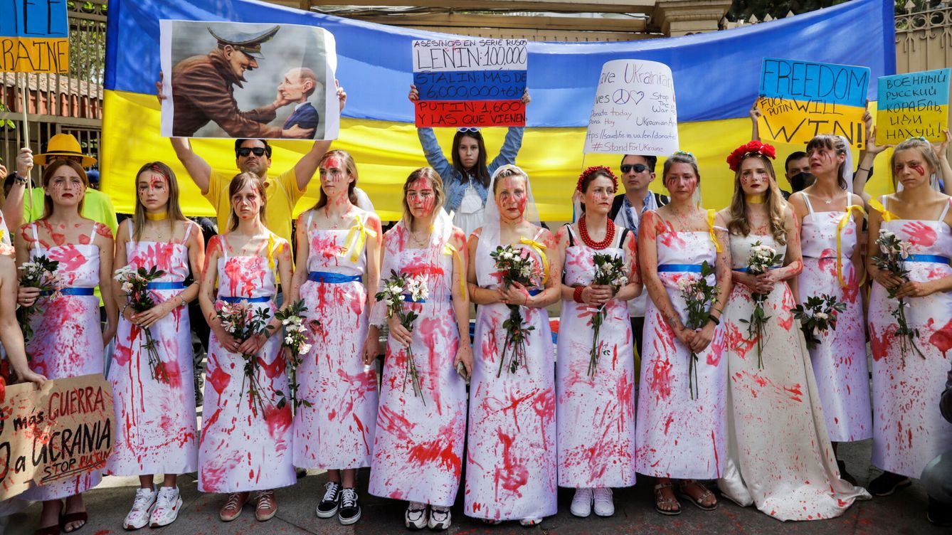 Foto: Mujeres ucranianas protestan frente a la embajada de Rusia en México. (Reuters/Luis Cortes)