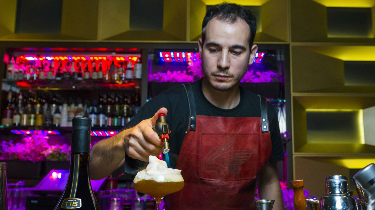 Mario Villalon preparando Clau en el bar Angelita. (Jose Marmol)