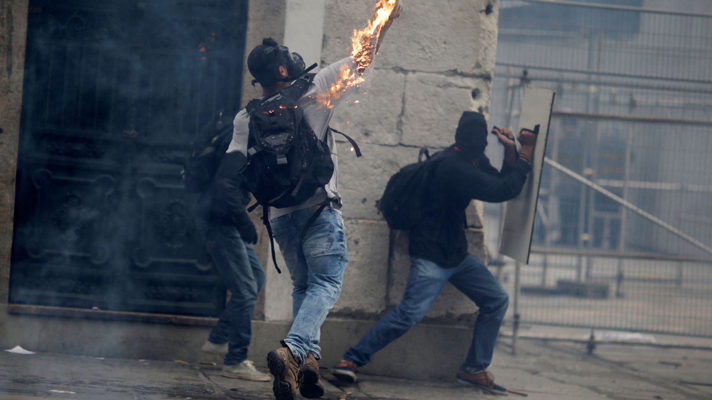 Un manifestante arroja un cóctel molotov contra la policía durante los disturbios en la huelga general. (Reuters)