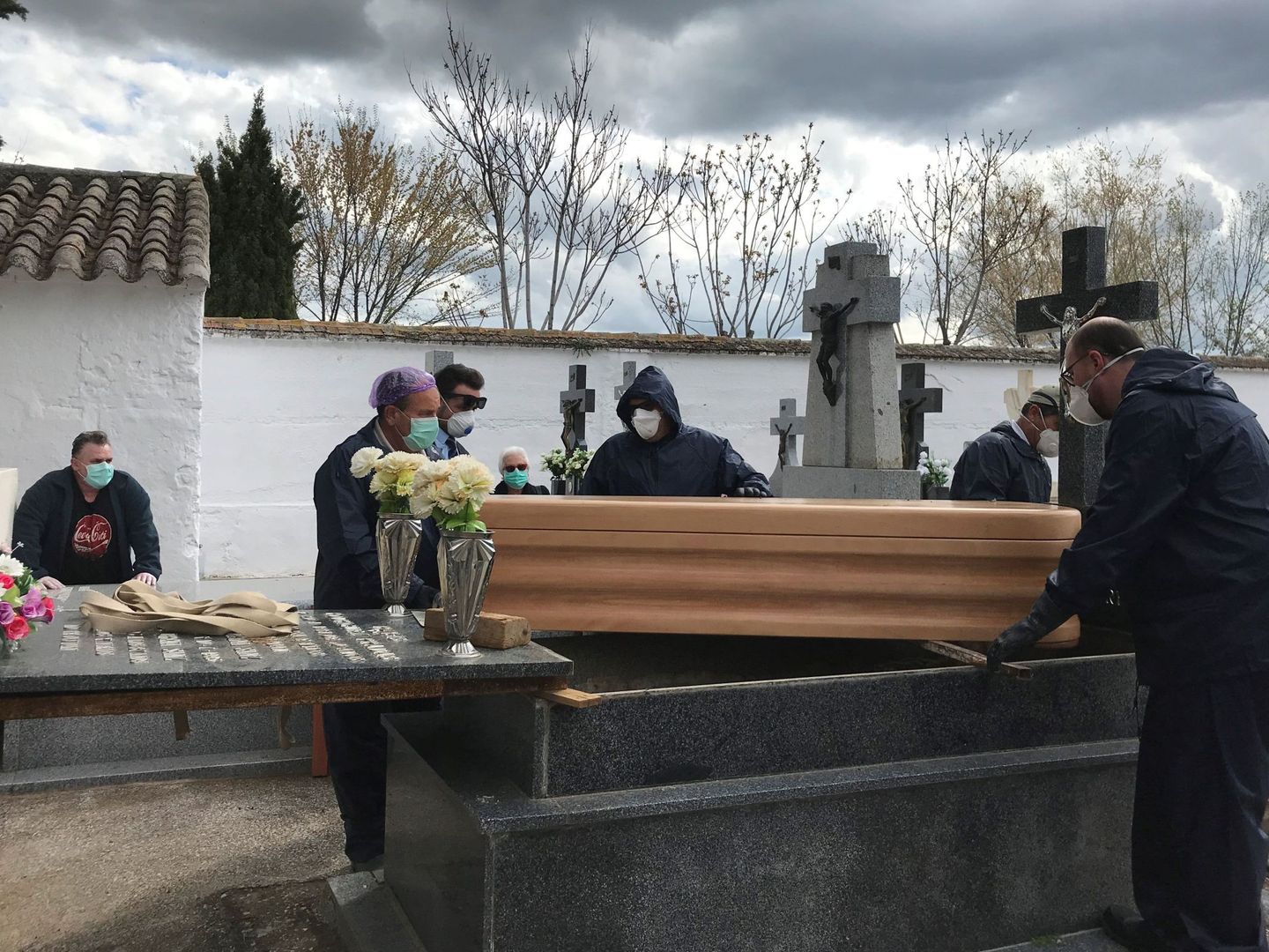 Operarios proceden a un enterramiento en el cementerio de Aldea del Rey, Ciudad Real, este 7 de marzo. (EFE)