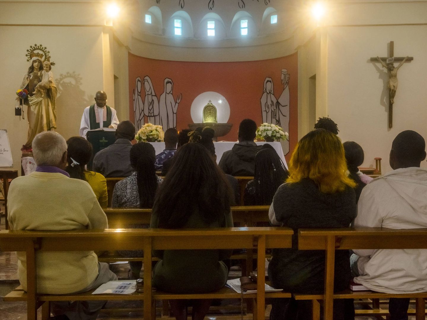 Inmigrantes subsaharianos asisten a misa en la Iglesia del Carmen. (E. Vaquerizo)