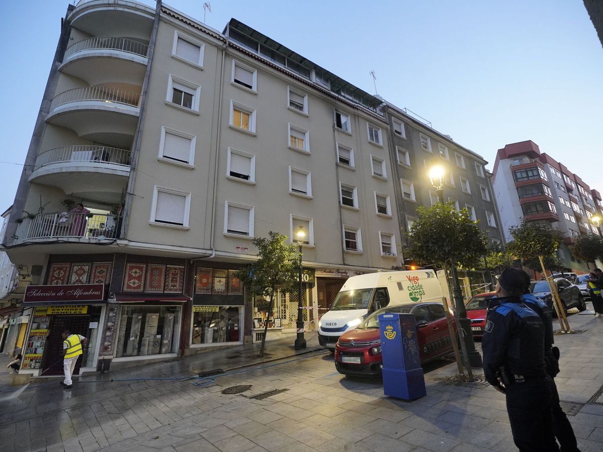 Foto: Dos agentes de Policía Local y una ambulancia en Vigo. (Europa Press/Javier Vázquez)