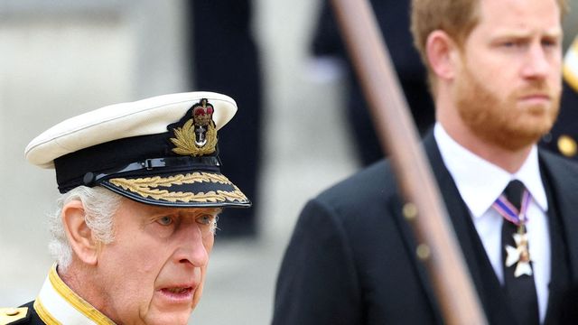 El rey Carlos III y el príncipe Harry durante el funeral de Isabel II (Reuters)