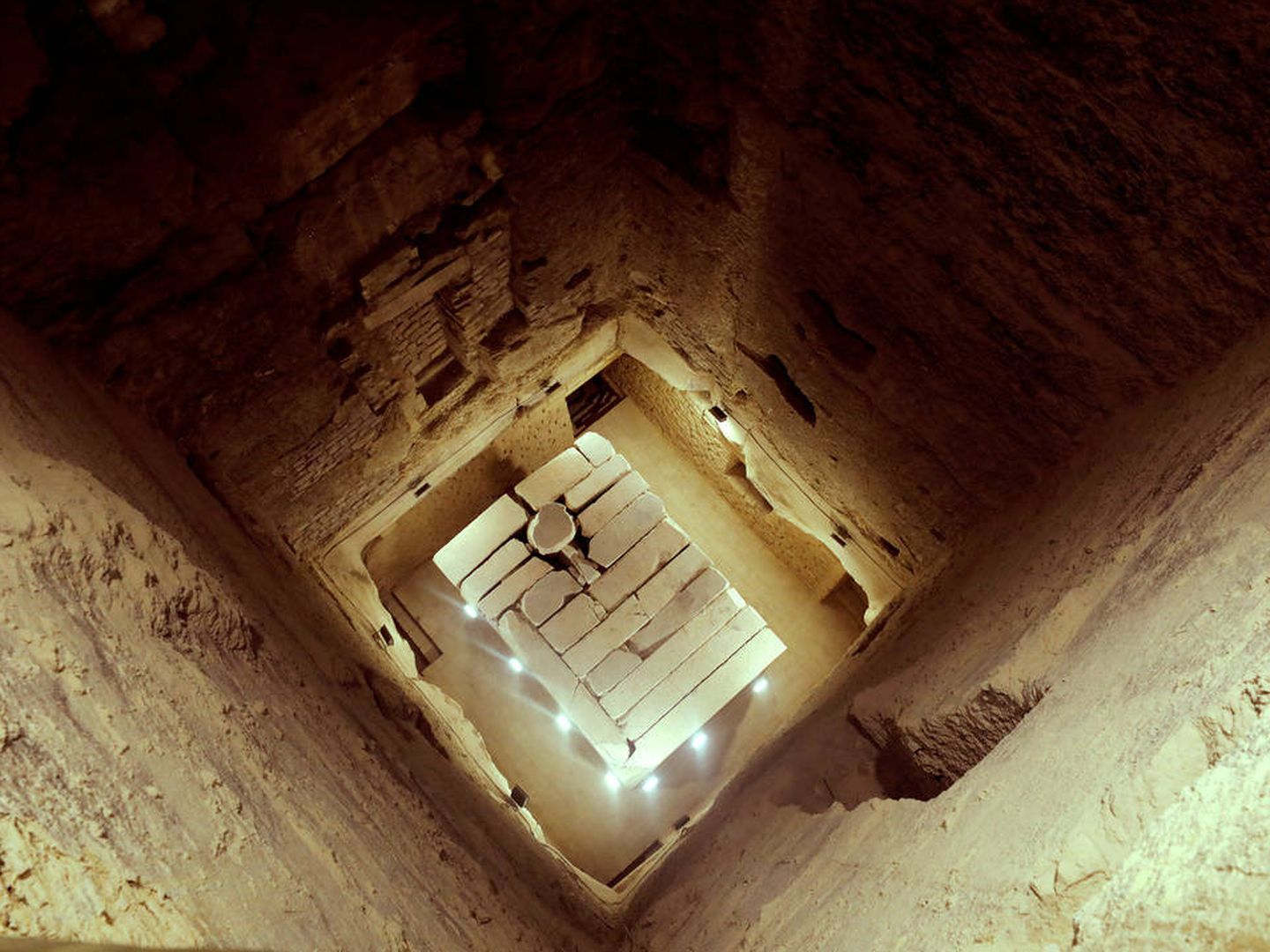 La cámara funeraria y el sarcófago del faraón en la pirámide escalonada. (Reuters)