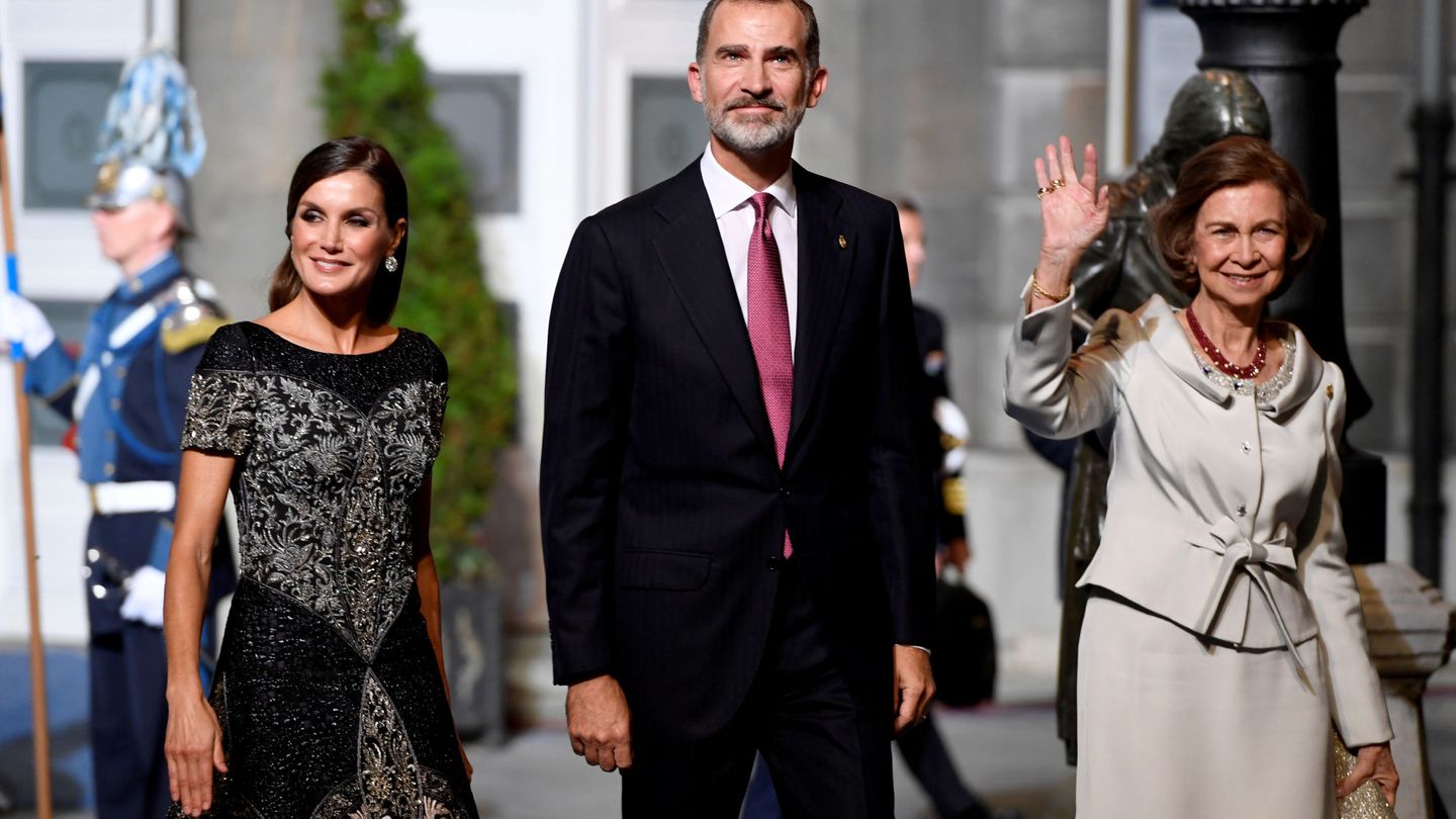 Los Reyes, con doña Sofía en los premios. (Reuters)