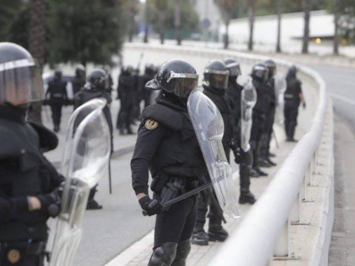 Foto: Los GRS de la Guardia Civil, desplegados en Cataluña. (EFE)